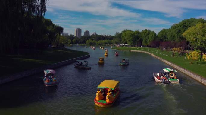 北京夏季公园泛舟大众水上项目