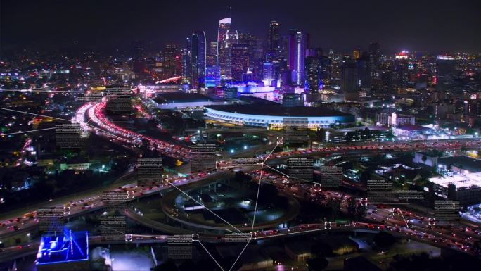 监视系统。加州洛杉矶市中心金融区鸟瞰图。包含司机和车辆信息的文本框。人工智能。的夜晚。