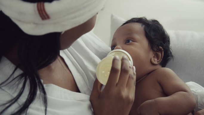 珍爱母亲:非裔美国母亲用奶瓶哺育婴儿|快乐的家庭纽带