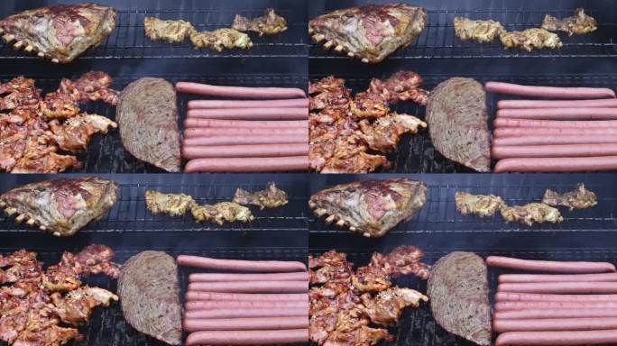 不同种类的肉，牛肉，烤猪肉，鸡肉，香肠在烧烤架上烹饪