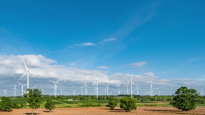 风电场和蓝天，风力发电，可持续能源的延时拍摄