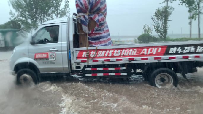 暴雨行驶挡风玻璃雨水下雨天行驶的汽车大雨