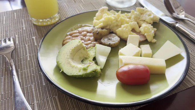 新鲜健康的早餐:营养丰富的客房早餐