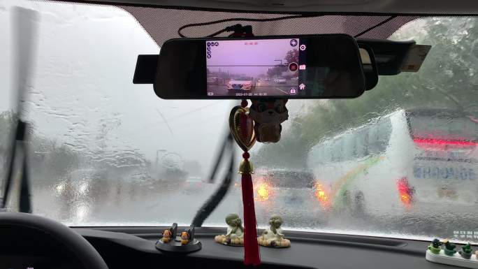 暴雨行驶挡风玻璃雨水下雨天行驶的汽车大雨