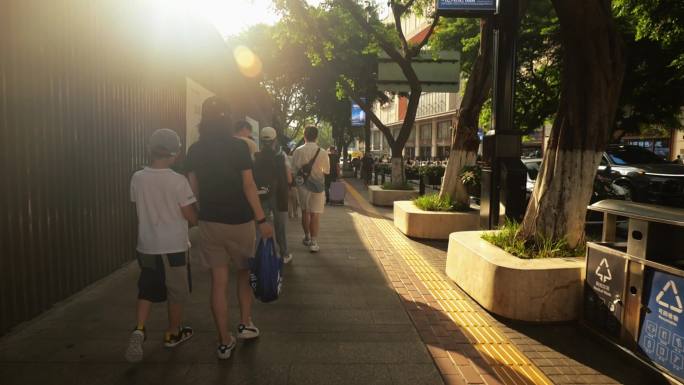 夕阳下的母子牵手散步一起回家