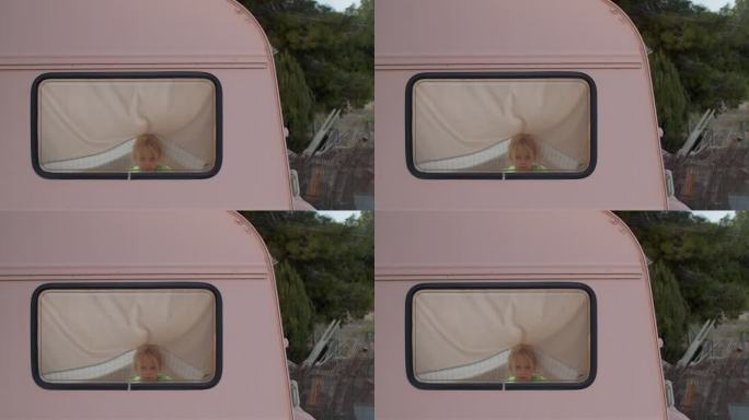 一个女孩坐在一辆面包车里往窗外看