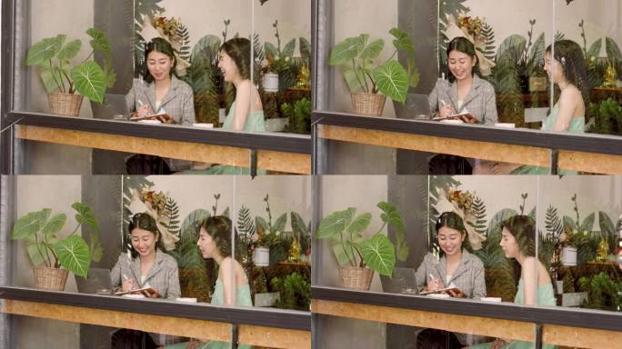 两个亚洲女人是好朋友，在度假的时候出去找朋友，在她们常去的咖啡馆面包店，很久没见面的时候聊了很多，见