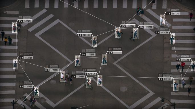 从高处看到人们穿过一条主要大街。面部识别界面显示每个人的个人数据。监测的概念。人工智能。深度学习。人