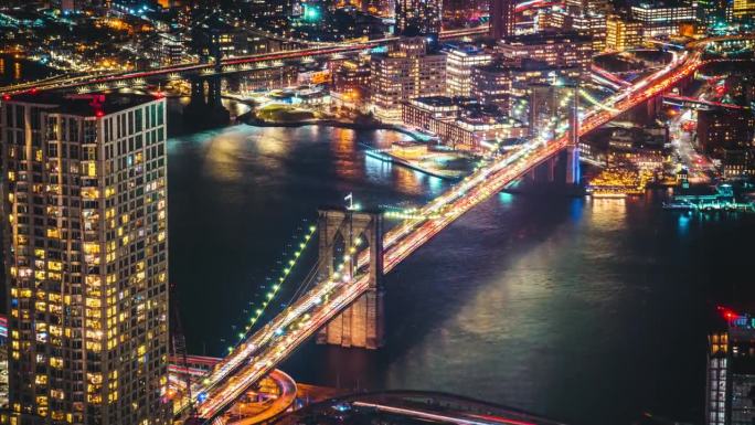日落时分，美国纽约曼哈顿东河上的布鲁克林大桥和曼哈顿大桥的纽约市景河滨延时拍摄