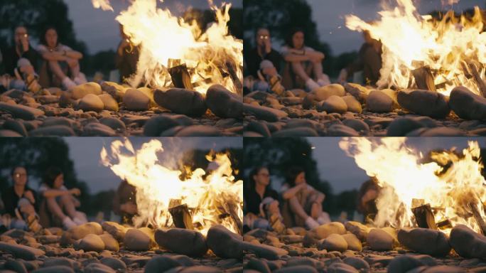 当家人和朋友围坐在火堆旁共度时光，保持着特殊的联系，并通过火来充电，这段视频传达了能量和快乐的生活。
