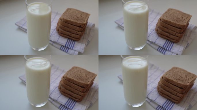 一杯新鲜牛奶配上酸面包作为早餐