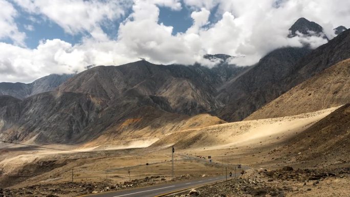 在巴基斯坦著名的目的地斯卡都的喀喇昆仑公路上，喀喇昆仑山脉雪山的壮丽景色