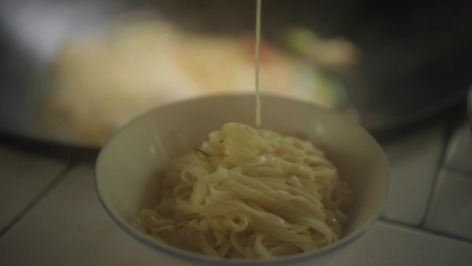 用筷子夹中国面条鸡蛋面手工面面食