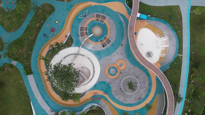 航拍俯瞰威海市环翠区金线顶公园儿童游乐场