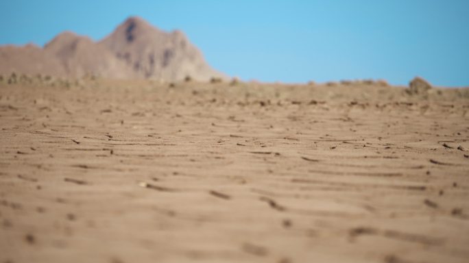 沙漠高温天气下干涸的土地