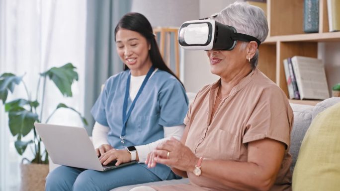 VR，眼镜和医生与老年妇女退休保健，有趣的虚拟世界体验和高科技。快乐的老年患者，家庭护理和护士在笔记
