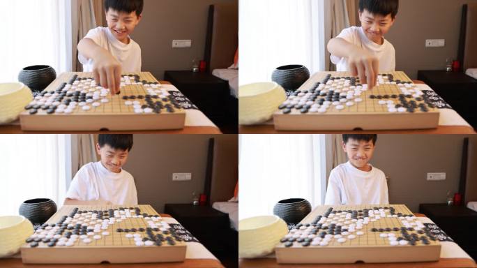 可爱的男孩在窗边下围棋实时