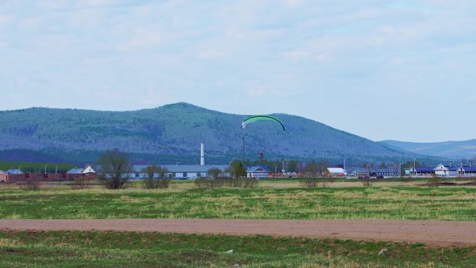 一只动力滑翔伞在空中飞行
