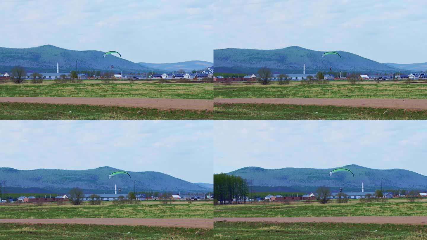 一只动力滑翔伞在空中飞行
