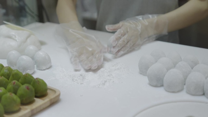 以第一人称的视角，近距离观看在曼谷面包房制作麻糬的年轻女士，享受日式甜品的制作。