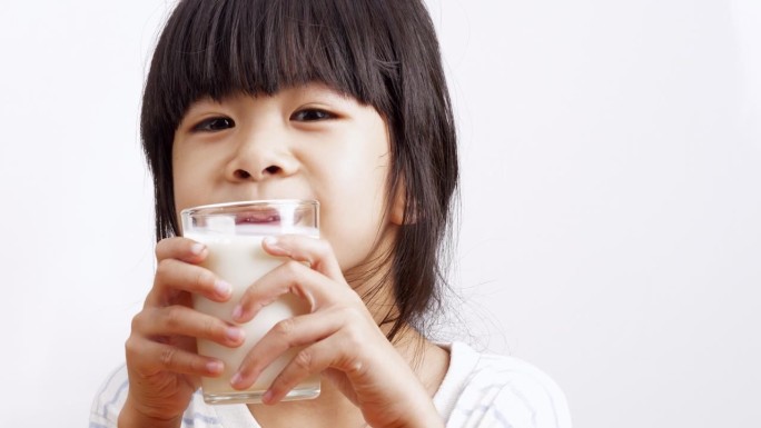 亚洲儿童提出一杯美味牛奶，健康牛奶的理念。