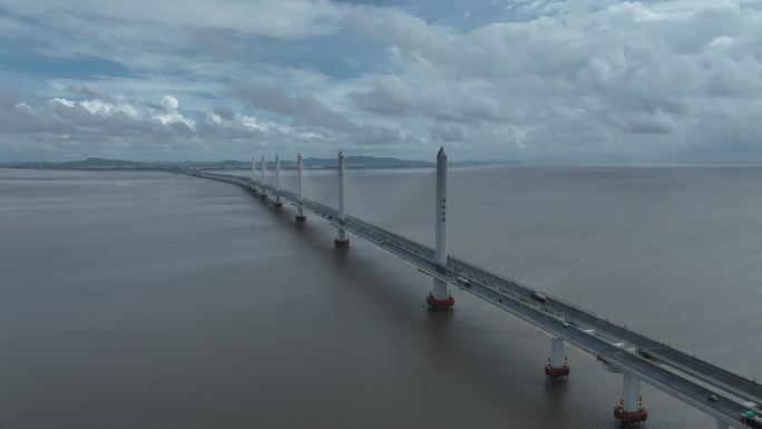 4k航拍嘉绍大桥南岸台风来临前的壮观