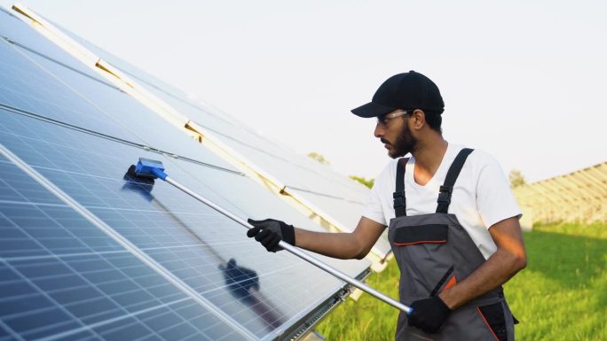印度技术人员正在清洁太阳能电池板