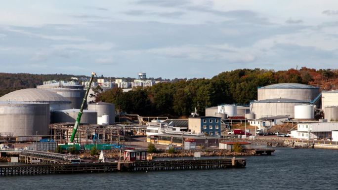 哥德堡港的天然气，化学，石油储油库终端，延时盘右