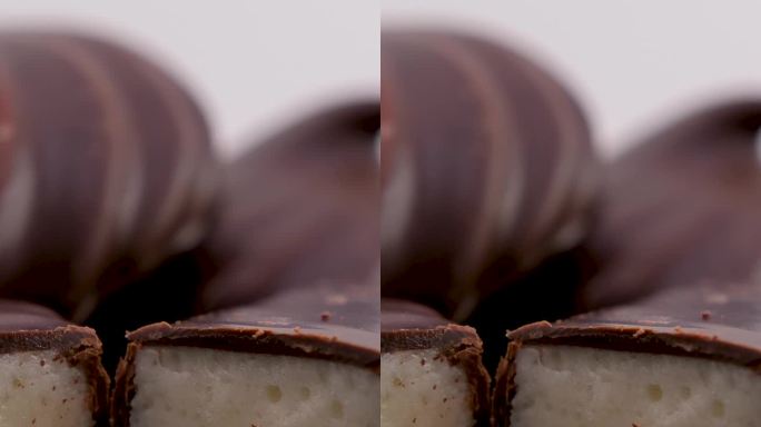 糖果片搅打奶油巧克力在白色棕色的背景