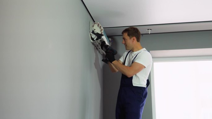 专业技术人员在室内安装或维护现代空调