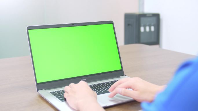 4k侧后操作笔记本电脑 电脑办公绿幕实拍
