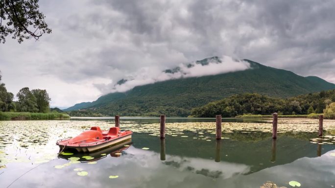 绿水青山间的湖，浮舟