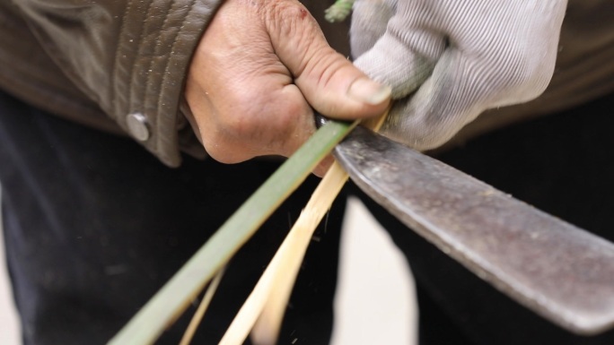 W四川成都白天手艺人切竹条手部特写01