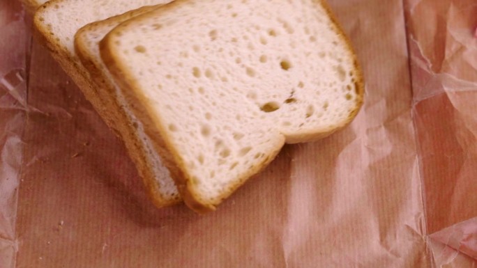 切片的无麸质白面包。慢镜头下的切片