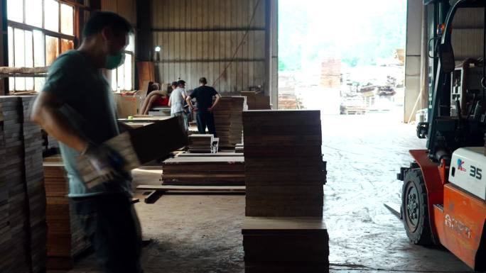 工厂工人切割木板