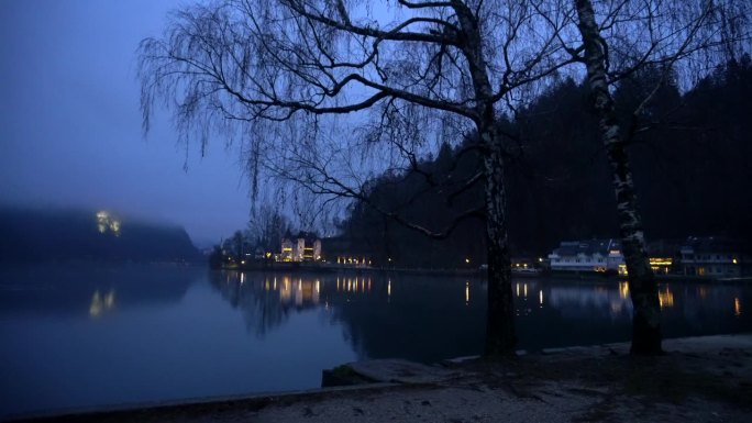 斯洛文尼亚流血湖欧洲旅游目的地雾蒙蒙的冬季清晨