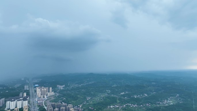 航拍夏天突然乌云阵阵前方下雨场面