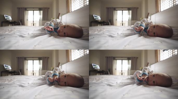 训练宝宝在家里卧室的床上翻身