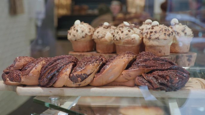 巴黎面包店橱窗里的法式糕点