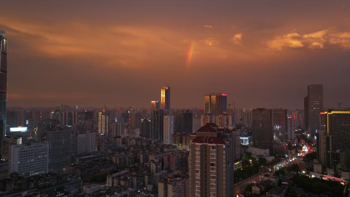 雨过天晴城市出现彩虹