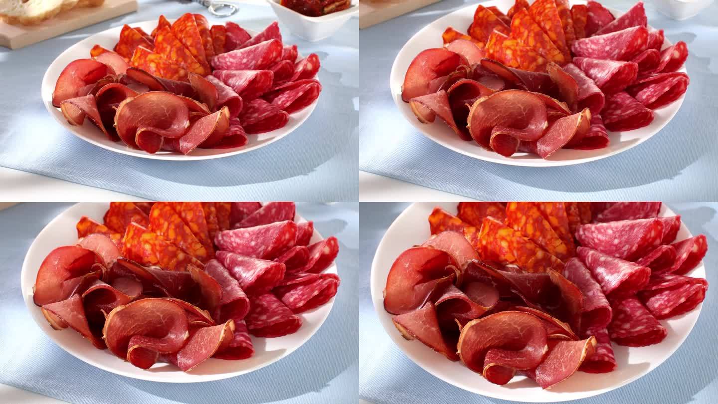 盘子里的肉片。传统的西班牙牛肉干香肠。咸肠，西班牙香肠和意大利熏火腿