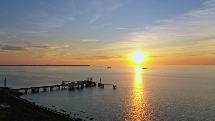 海上日出和航船