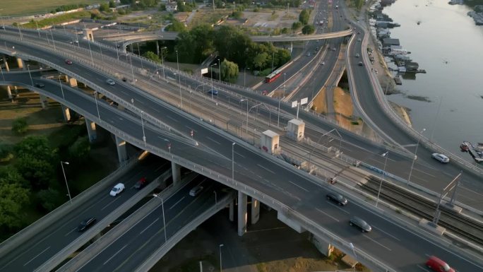 阿达桥和道路基础设施的鸟瞰图-贝尔格莱德，塞尔维亚-股票视频