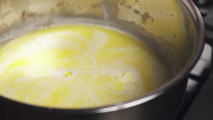 向融化的黄油中加入盐的幻灯片