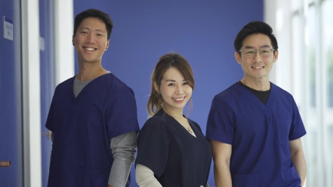 亚洲华人医生护士对着镜头微笑