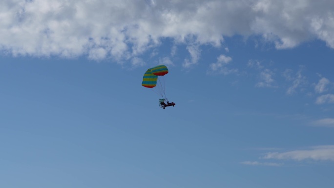 一只滑翔伞在呼伦贝尔康达岭景区空中