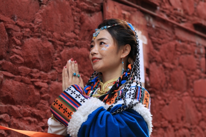 西藏拉萨八廓街藏族姑娘转经