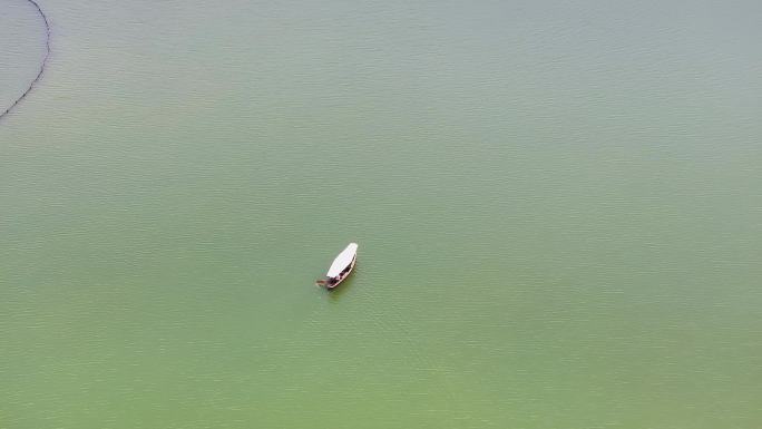 中国杭州西湖上的一只小船