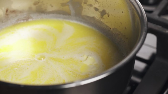 向融化的黄油中加入糖的幻灯片
