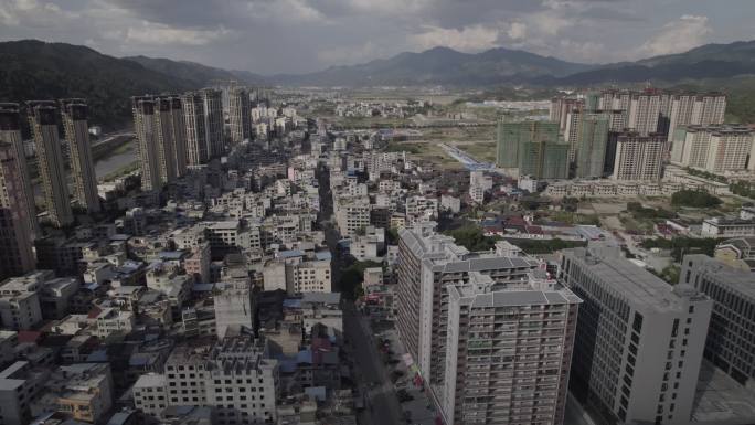 飞跃新老城区集合部，一段路程两种风景